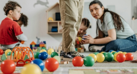 Dilema Ibu Bekerja dan Isu Daycare Nakal: Antara Bertahan, Percaya, & Cemas