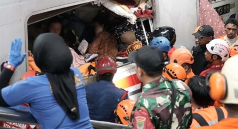 Tragedi Bekasi: Saat Nyawa Penumpang Kereta Dipertaruhkan di Atas Rel
