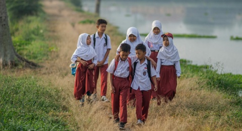 Sebuah Ironi: Saat Akses Pendidikan Kalah Cepat dari Program Makan Siang