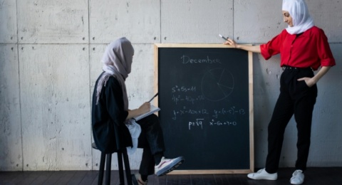 Pendidikan Tinggi, Tapi Ekspektasi Lama: Dilema Perempuan di Dunia Akademik