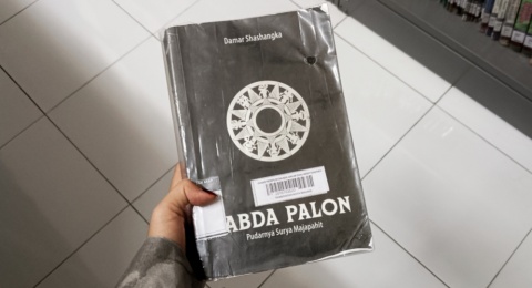 Di Ambang Senja Majapahit: Membaca Sabda Palon 4 karya Damar Shashangka
