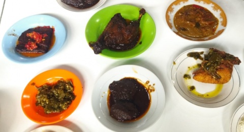 Menjemput Kelezatan Rendang Kuah Hitam Autentik di RM Pak Haji Munir Jambi