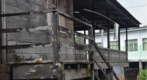 Menyusuri Jambi Kota Seberang: Saat Rumah Kayu "Mengapung" di Atas Sungai