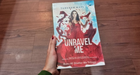 Dari Dibenci Jadi Dicintai, Warner Mencuri Seluruh Isi di Novel Unravel Me