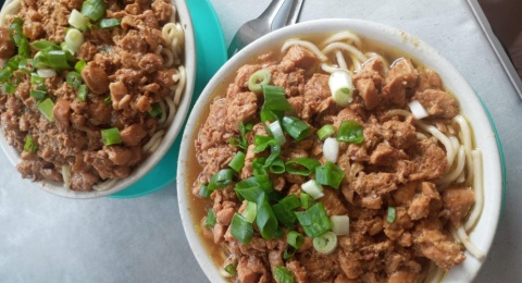 Makan Siang di Kedai Sorpelem: Mencicipi Mie Ayam Barbar dengan Rasa Autentik yang Bikin Nagih