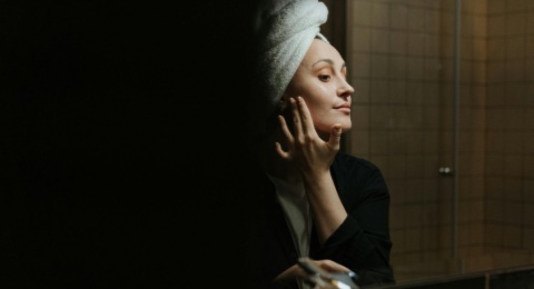 The Nighttime Ritual: 5 Langkah Perawatan untuk Kulit Sehat nan Nutritif