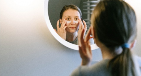 Bye Garis Halus! 5 Eye Patch Retinol untuk Area Mata Awet Muda