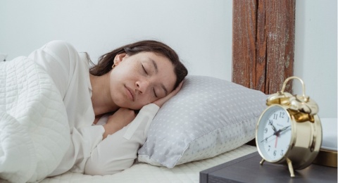 Kamar Gerah Bikin Susah Tidur? Lakukan 7 Trik Sederhana Ini Agar Tetap Sejuk Tanpa AC