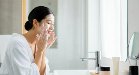 Bersih Maksimal! 4 Bubble Cleanser yang Ampuh Angkat Kotoran di Wajah
