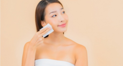 Kulit Tetap Sehat, Ini 5 Facial Wipes yang Punya Kandungan Skincare!