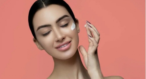 Bye Kemerahan! 4 Moisturizer Cream Madecassoside Cocok untuk Kulit Kering