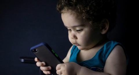 HP Bukan Pengasuh: Jangan Biarkan Gadget Mendidik Anak Sendirian