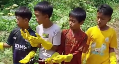Bukan Konten Joget, 4 Bocah Ini Pilih Bersihkan Selokan hingga Dijuluki Pandawara Cilik