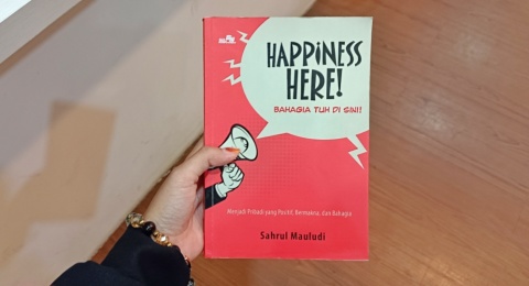 Kebahagiaan itu Bukan Dikejar: Refleksi Menarik dari Buku Happiness Here!