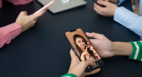 Life Update di Media Sosial: Cara Gen Z Saling Berkabar di Era Digital