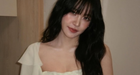 4 OOTD Vacation Chic ala Yeri Red Velvet, Nyaman dan Tetap Stylish!