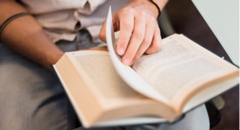 Hierarki dalam Selera Buku: Mengapa Bacaan Ringan Kerap Dipandang Rendah?