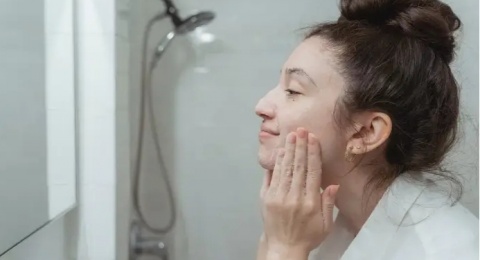 4 Low pH Cleanser Berbahan Probiotic Buat Perkuat Skin Barrier Kulit Kering