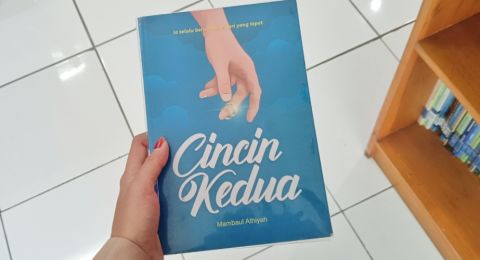 Terjebak di Tengah Masa Lalu yang Belum Usai dalam Novel Cincin Kedua
