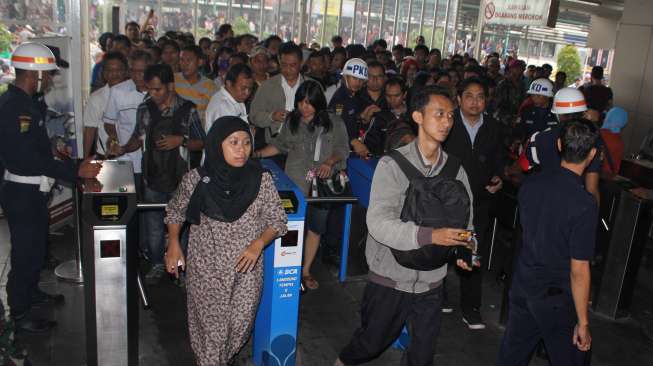 Ribuan Penumpang KRL Menumpuk di Stasiun Manggarai