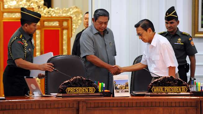 Presiden SBY menerima penghargaan Sahabat Pers. (foto: Rumgapers/Abror Rizki)