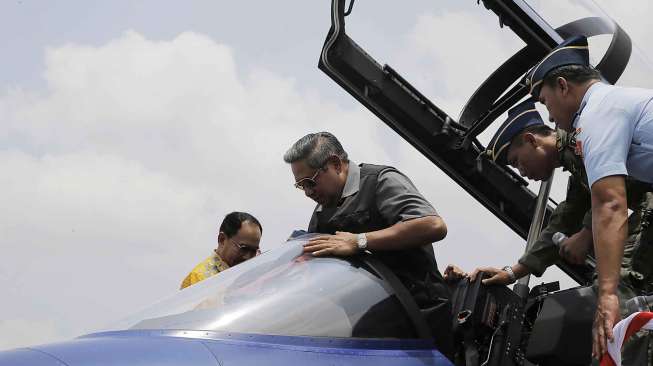 Presiden Susilo Bambang Yudhoyono meninjau 16 pesawat tempur ringan T-50i Golden Eagle yang akan memperkuat Skuadron 15, Pangkalan Udara Iswahyudi, Madiun, di Pangkalan TNI-AU Halim Perdana Kusuma, Jakarta, Kamis (13/2). [Rumgapres/Abror]