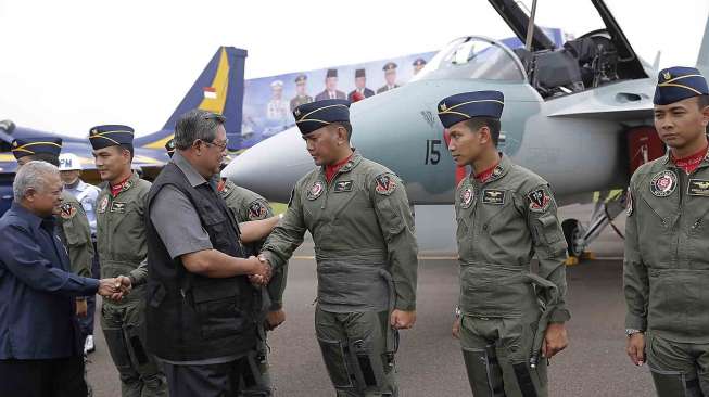 Presiden Susilo Bambang Yudhoyono meninjau 16 pesawat tempur ringan T-50i Golden Eagle yang akan memperkuat Skuadron 15, Pangkalan Udara Iswahyudi, Madiun, di Pangkalan TNI-AU Halim Perdana Kusuma, Jakarta, Kamis (13/2). [Rumgapres/Abror]