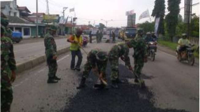 Prihatin Pantura Penuh Lubang, Kostrad 24 Jam Tambal Jalan