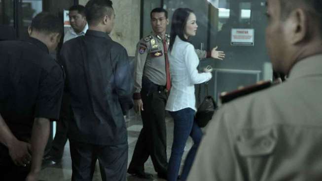 Jennifer Dunn datang ke KPK untuk menjalani pemeriksaan sebagai saksi atas kasus Tindak Pidana Pencucian Uang yang menyeret Tubagus Chaeri Wardana sebagai tersangka, Jakarta, Jumat (14/2).  [MATAMATA/ Adrian Mahakam]