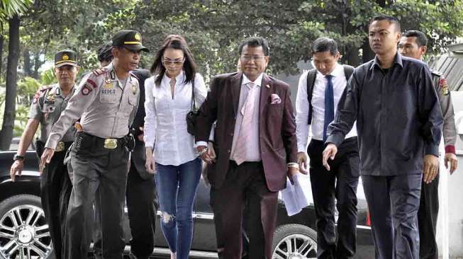 Dilabrak, Dijambak, Jennifer Dunn Telepon Lelaki Ini