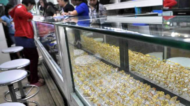 Sentra penjualan emas, Permata Cikini di Jalan Pegangsaan Barat,  Jakarta, Sabtu (15/2). [MATAMATA/ Adrian Mahakam]