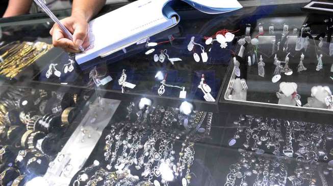 Sentra penjualan emas, Permata Cikini di Jalan Pegangsaan Barat,  Jakarta, Sabtu (15/2). [MATAMATA/ Adrian Mahakam]