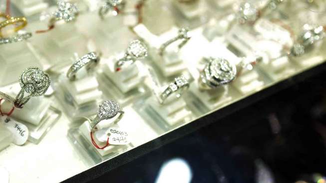 Sentra penjualan emas, Permata Cikini di Jalan Pegangsaan Barat,  Jakarta, Sabtu (15/2). [MATAMATA/ Adrian Mahakam]