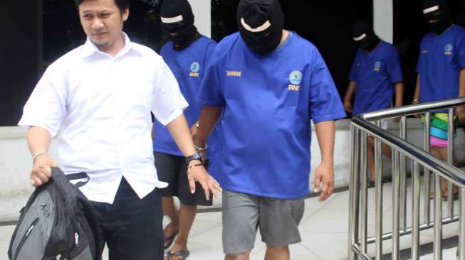 Badan Narkotika Nasional (BNN) menggelar barang bukti sabu yang berasal dari   Guangzhou, Cina, di Jakarta, Senin (17/2). Sabu tersebut memiliki kualitas dan harga lebih mahal dari sabu asal India. [MATAMATA/Bowo Raharjo]