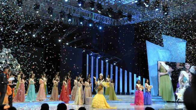 Malam puncak kontes Miss Indonesia 2014 di Jakarta, Senin (17/2). [MATAMATA/Adrian Mahakam]