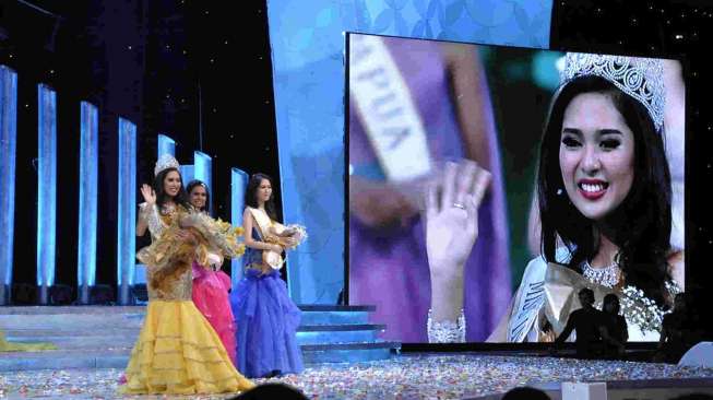 Finalis asal Sulawesi Barat, Maria AS Rahaja melambaikan tangan pada malam puncak pemilihan Miss Indonesia 2014 di Jakarta, Senin (17/2). Maria dinobatkan menjadi Miss Indonesia 2014 menyingkirkan 33 finalis lainnya.[MATAMATA/Adrian Mahakam]