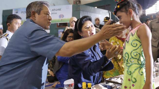 Presiden Makan Nasi Bungkus Bersama 1.128 Pengungsi