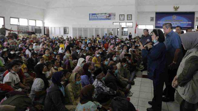 Gunung Sinabung Masih Semburkan Asap Tebal Setinggi 300 Meter 