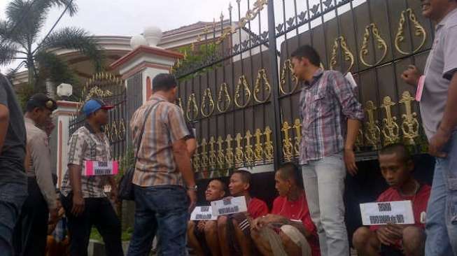 Aksi Pembantaian Dua Pengamen Diperagakan di Dekat Terminal Bekasi