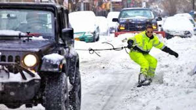 Video: Videografer AS Ubah Jalanan Bersalju Jadi Lintasan "Snowboard"