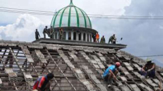 Relawan Gotong Royong Perbaiki Rumah Korban Erupsi Gunung Kelud