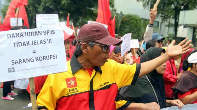 Serikat Rakyat Miskin Indonesia berunjuk rasa di depan kantor Kementrian Kesehatan di Jakarta, Rabu (19/20). [MATAMATA/Bowo Raharjo]