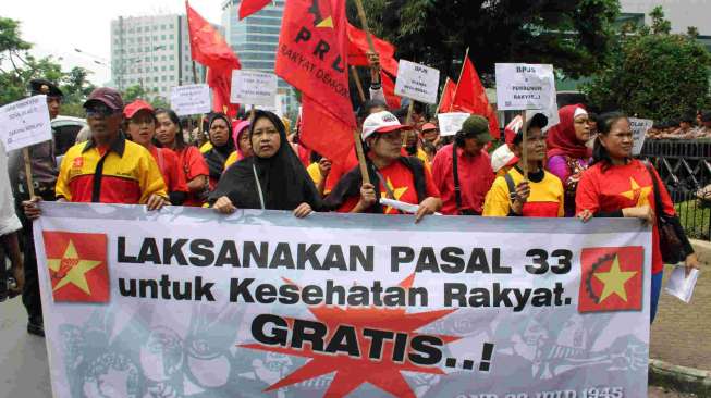 Serikat Rakyat Miskin Indonesia berunjuk rasa di depan kantor Kementrian Kesehatan di Jakarta, Rabu (19/20). [MATAMATA/Bowo Raharjo]
