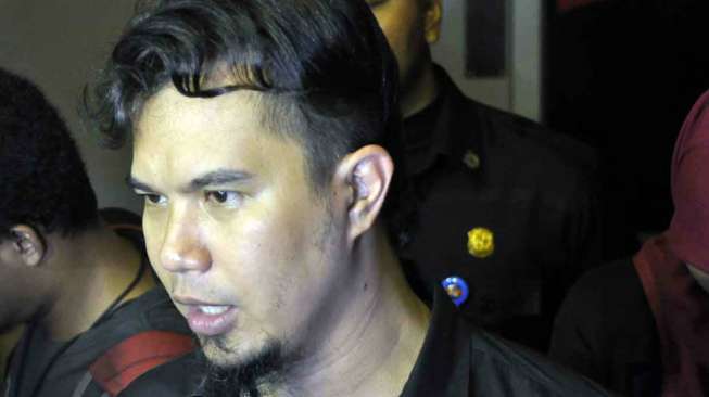 Ahmad Dhani disela  acara peluncuran album kompilasi Adu Bintang 2 di Jakarta, Rabu (19/2). [MATAMATA/Adrian Mahakam]