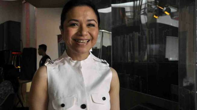 Ruth Sahanaya disela  acara peluncuran album kompilasi Adu Bintang 2 di Jakarta, Rabu (19/2). [MATAMATA/Adrian Mahakam]