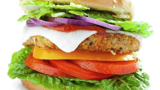 Burger merupakan salah satu contoh makanan cepat saji yang digemari banyak orang. (sumber: Visualphotos)