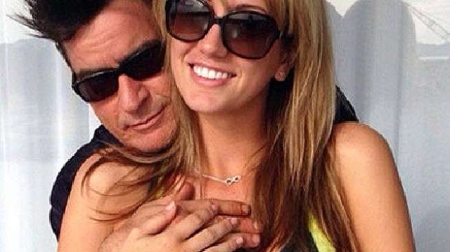 Charlie Sheen Segera Nikahi Brett Rossi