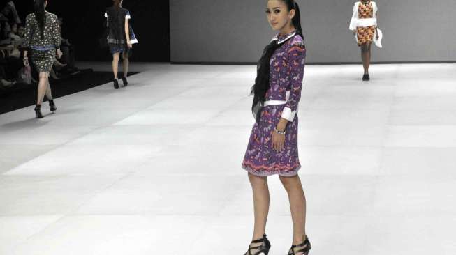 Fashion parade 'Ethnic Eloquent' di acara Indonesia Fashion week 2014, di Jakarta, Kamis (20/2). Tema yang diusung kali ini lebih menonjolkan kain khas seperti batik dan ulos. [MATAMATA/ Adrian Mahakam]