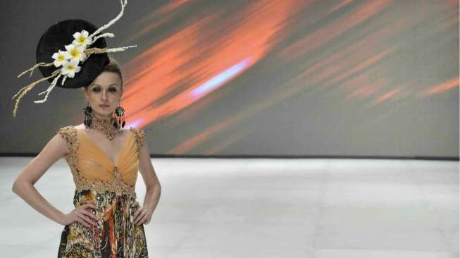 Fashion parade 'Ethnic Eloquent' di acara Indonesia Fashion week 2014, di Jakarta, Kamis (20/2). Tema yang diusung kali ini lebih menonjolkan kain khas seperti batik dan ulos. [MATAMATA/ Adrian Mahakam]