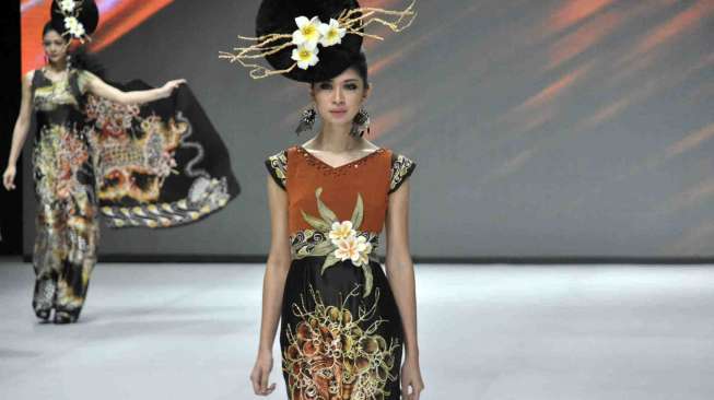 Fashion parade 'Ethnic Eloquent' di acara Indonesia Fashion week 2014, di Jakarta, Kamis (20/2). Tema yang diusung kali ini lebih menonjolkan kain khas seperti batik dan ulos. [MATAMATA/ Adrian Mahakam]